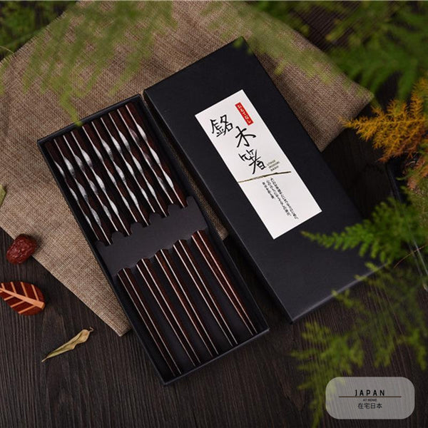 Rouleau De Sushi Japon Unique Dans Les Baguettes Isolé Banque D'Images et  Photos Libres De Droits. Image 6852591